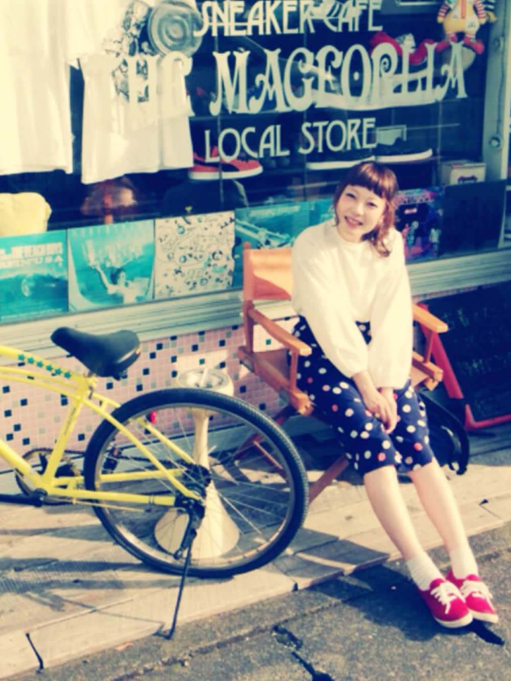 「膝丈スカート、古着MIX、used、ドット、who's who chico、keds、白ソックス、水玉、靴下×スニーカー、赤いスニーカー」｜「Chicoの別地バルーン袖PO（Tシャツ/カットソー、ホワイト系）」を使った、manamiynさん（レディース・160cm）の春コーディネートの1枚目の写真