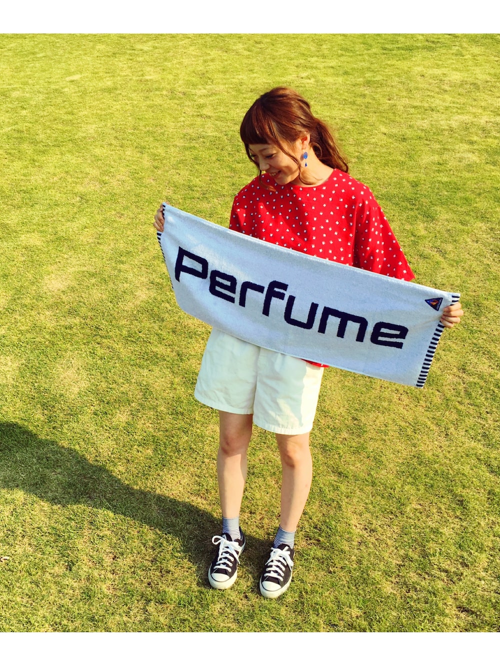 「Perfume、コンバース、赤、ホワイトパンツ、赤×白、ホワイト、夏コーデ、オールスター、古着MIX、used mix」｜「Kastaneの【Kastane】タックショートパンツ（その他パンツ、ホワイト系）」を使った、manamiynさん（レディース・160cm）の春コーディネートの1枚目の写真