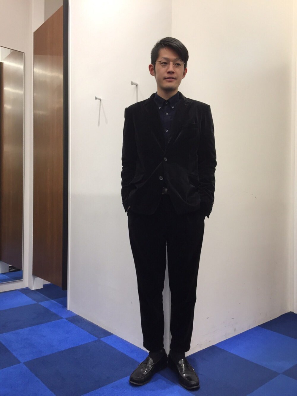 「トランスコンチネンツ、TRANS CONTINENTS、ベロア、セットアップ、キレイめ、黒、ブラックコーデ、ジャケット」｜「TRANS CONTINENTSのストレッチベロアテーラードジャケット（テーラードジャケット、ブラック系）」を使った、タカハシさん（メンズ・171cm）の秋コーディネートの1枚目の写真