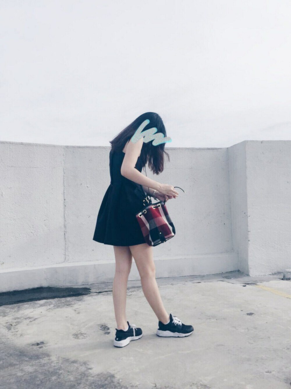 「ootd、outfit、summer、casual、black and white、sneakers、streetstyle、blue label、black」｜「STYLENANDAのアイテム（ドレス、ブラック系）」を使った、Desireeさん（レディース・167cm）の冬コーディネートの1枚目の写真