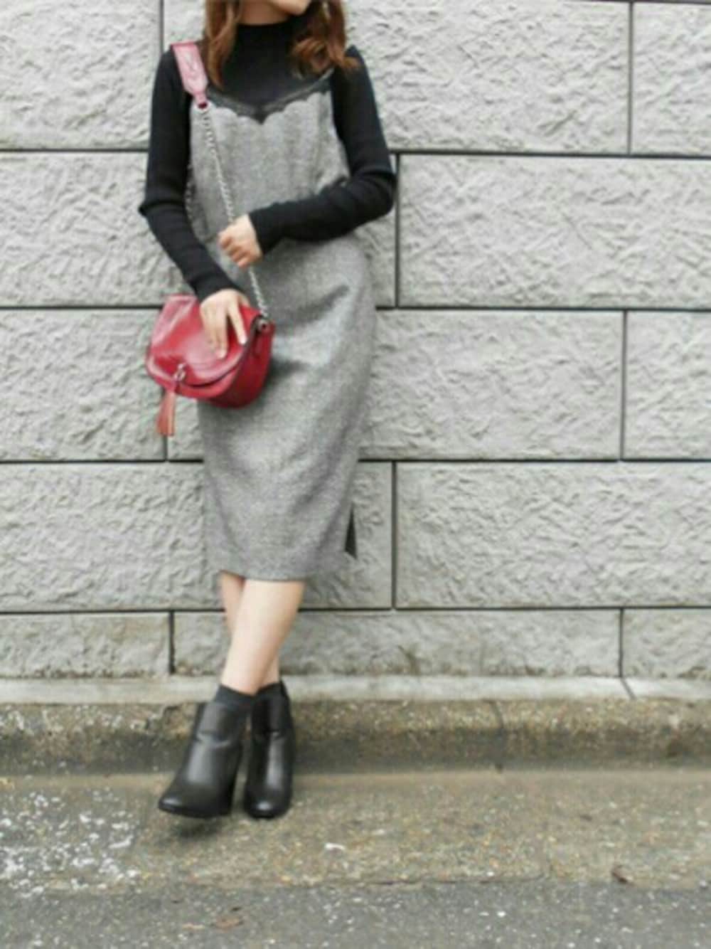 ブラック系のワンピース、ブラック系のブーティを着用したレディースの秋コーディネートの1枚目の写真