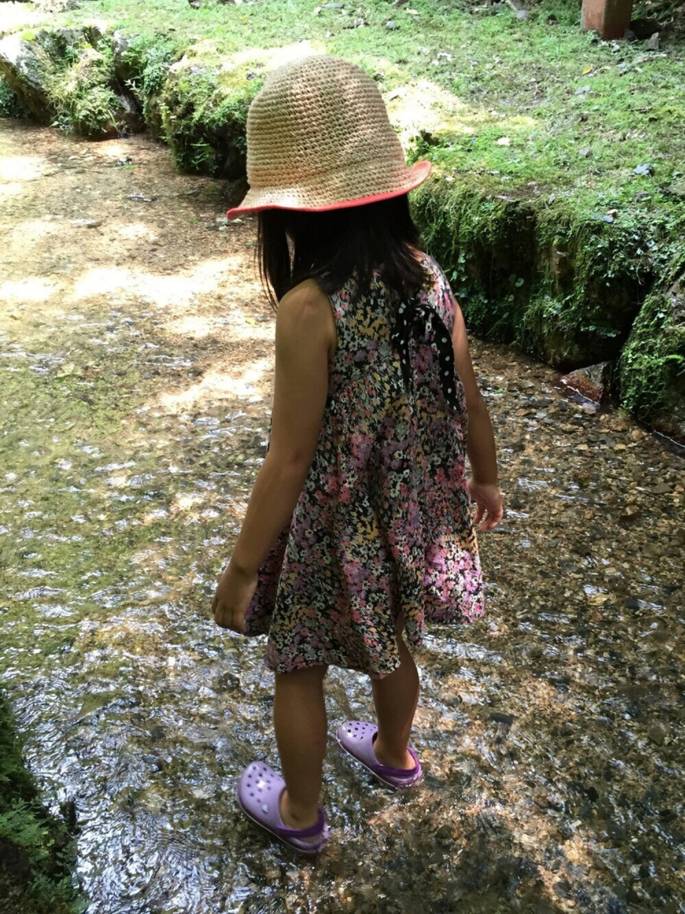 「キッズファッション、女の子、ワンピース、麦わら帽子、nusy、BLUEU AZUR、crocs、花柄、花柄ワンピース、うしろリボン」｜「nusyのアイテム（ハット、ベージュ系）」を使った、hanaさん（キッズ・120cm）の春コーディネートの1枚目の写真