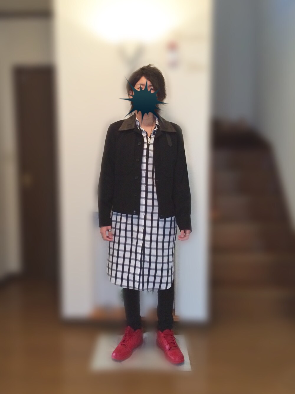「ロングシャツ、スキニーデニム、黒スキニー、赤い靴、モノトーン、秋のコーデ、シンプル、レイヤードスタイル」｜「Paul SmithのWOOL SHORT BLOUSON (MAIN LINE)（ブルゾン、ブラック系）」を使った、アザミさん（メンズ・175cm）の秋コーディネートの1枚目の写真