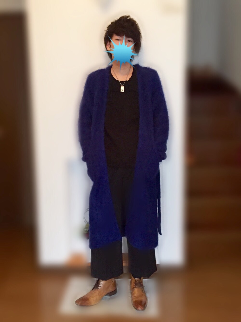 ブルー系のカーディガン/ボレロ、ブラック系のパンツを着用したメンズの冬コーディネートの1枚目の写真