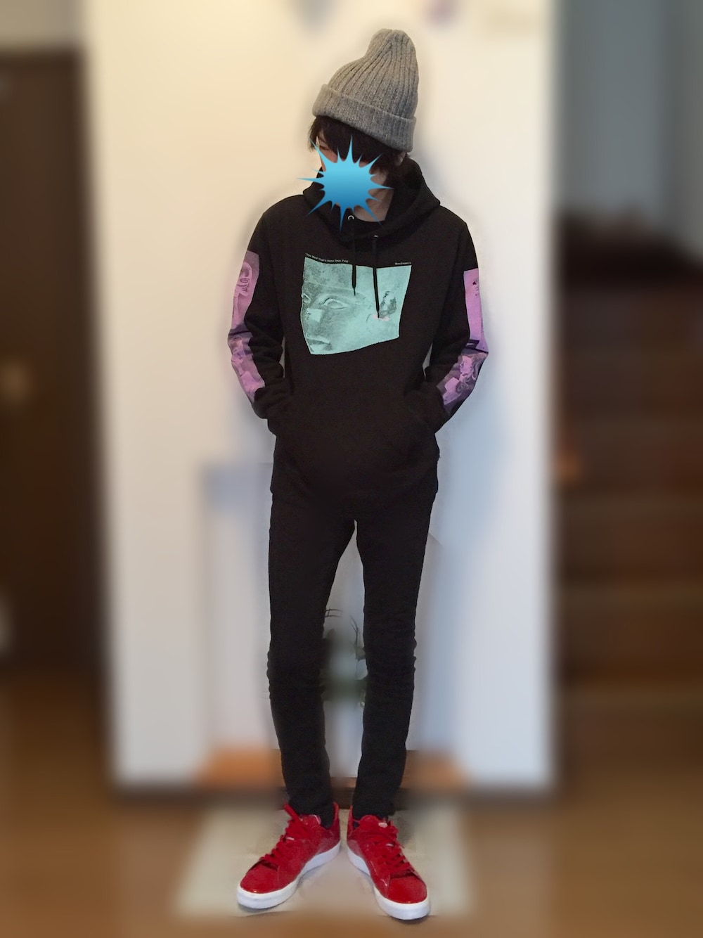 ブラック系のパーカー、レッド系のスニーカー、グレー系のニットキャップ/ビーニーを着用したメンズの冬コーディネートの1枚目の写真