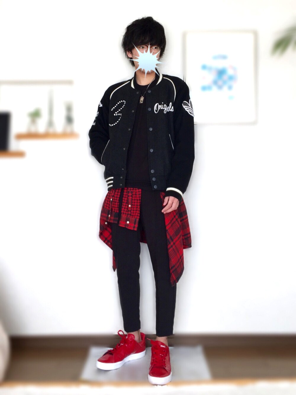 ブラック系のスタジャン、レッド系のシャツ/ブラウス、レッド系のスニーカーを着用したメンズの冬コーディネートの1枚目の写真