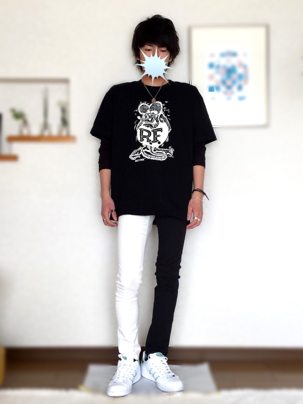 ホワイト系のスニーカー、その他のパンツ、ブラック系のTシャツ/カットソーを着用したメンズの春コーディネートの1枚目の写真