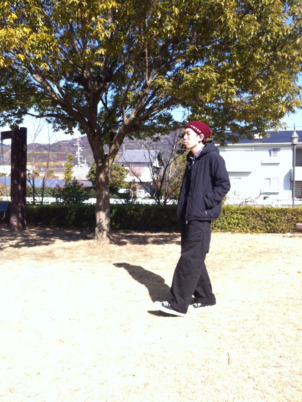 「ワイド・ルーズ(パンツ シルエット)、カーディガン、ブラックコーデ」｜「soeの5G KNIT CAP（ニットキャップ/ビーニー、レッド系）」を使った、Heroさん（メンズ・173cm）の冬コーディネートの1枚目の写真