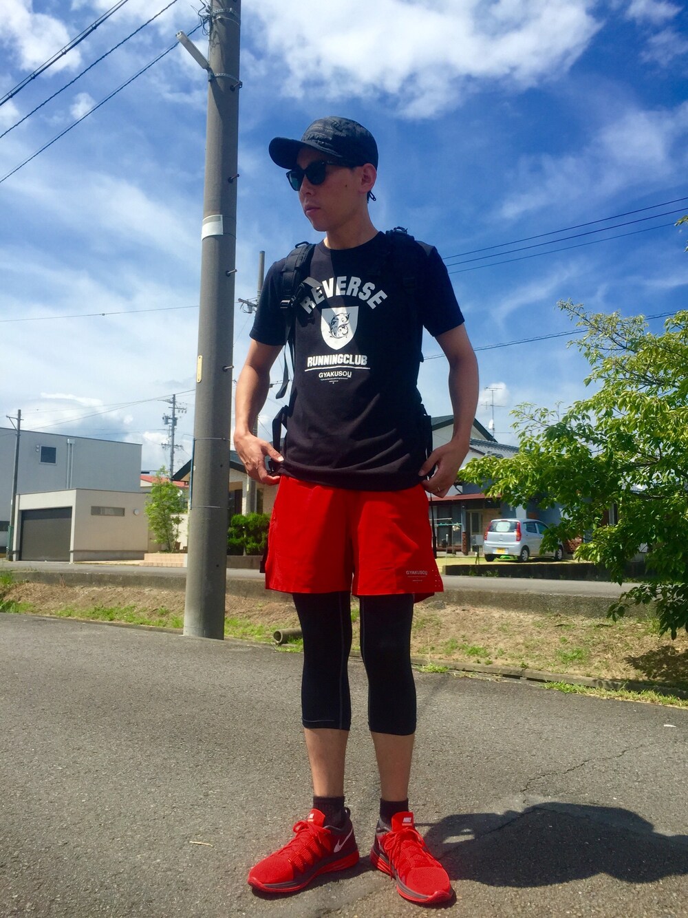 「パパコーデ、公園、ランニングシューズ、WEAR RUNNING CLUB、黒×赤」｜「GYAKUSOUのアイテム（Tシャツ/カットソー、ブラック系）」を使った、Heroさん（メンズ・173cm）の夏コーディネートの1枚目の写真