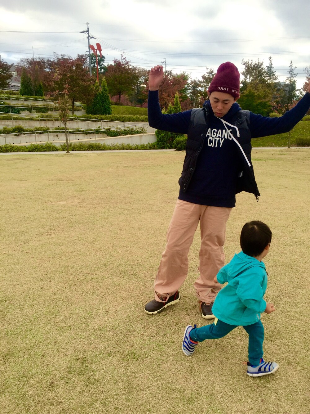 「公園、パパコーデ、ニット帽、ダウンベスト、パーカー、ボンテージパンツ、NAGANOCITY」｜「soeの5G KNIT CAP（ニットキャップ/ビーニー、レッド系）」を使った、Heroさん（メンズ・173cm）の秋コーディネートの1枚目の写真