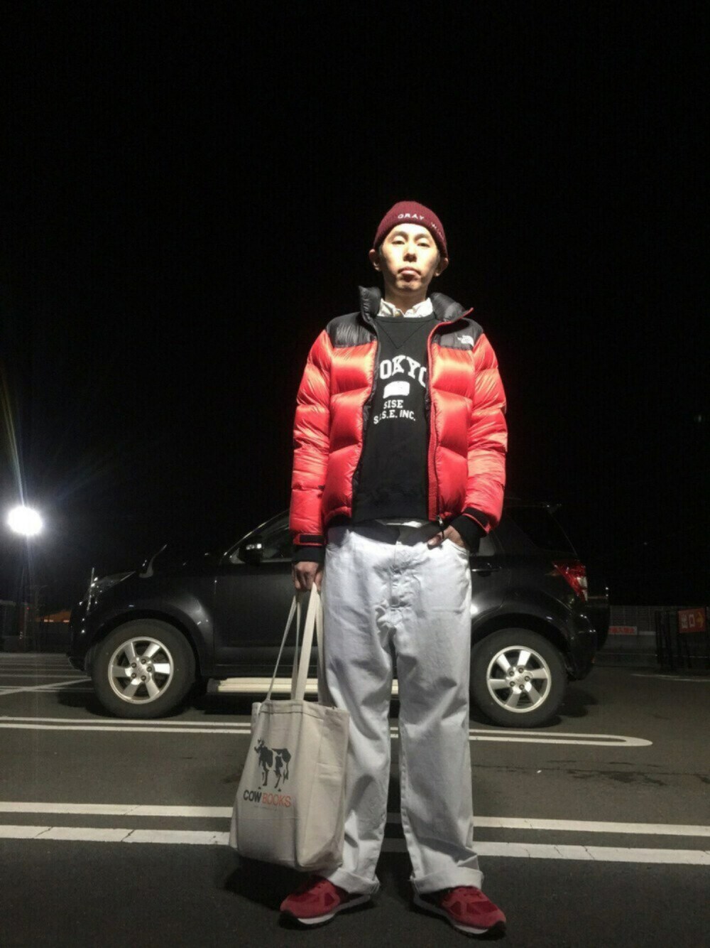 「ロールアップ、スニーカー、デニム、ホワイトデニム、ダウンジャケット、THE NORTH FACE、Sise、ワークマン」｜「soeの5G KNIT CAP（ニットキャップ/ビーニー、レッド系）」を使った、Heroさん（メンズ・173cm）の冬コーディネートの1枚目の写真