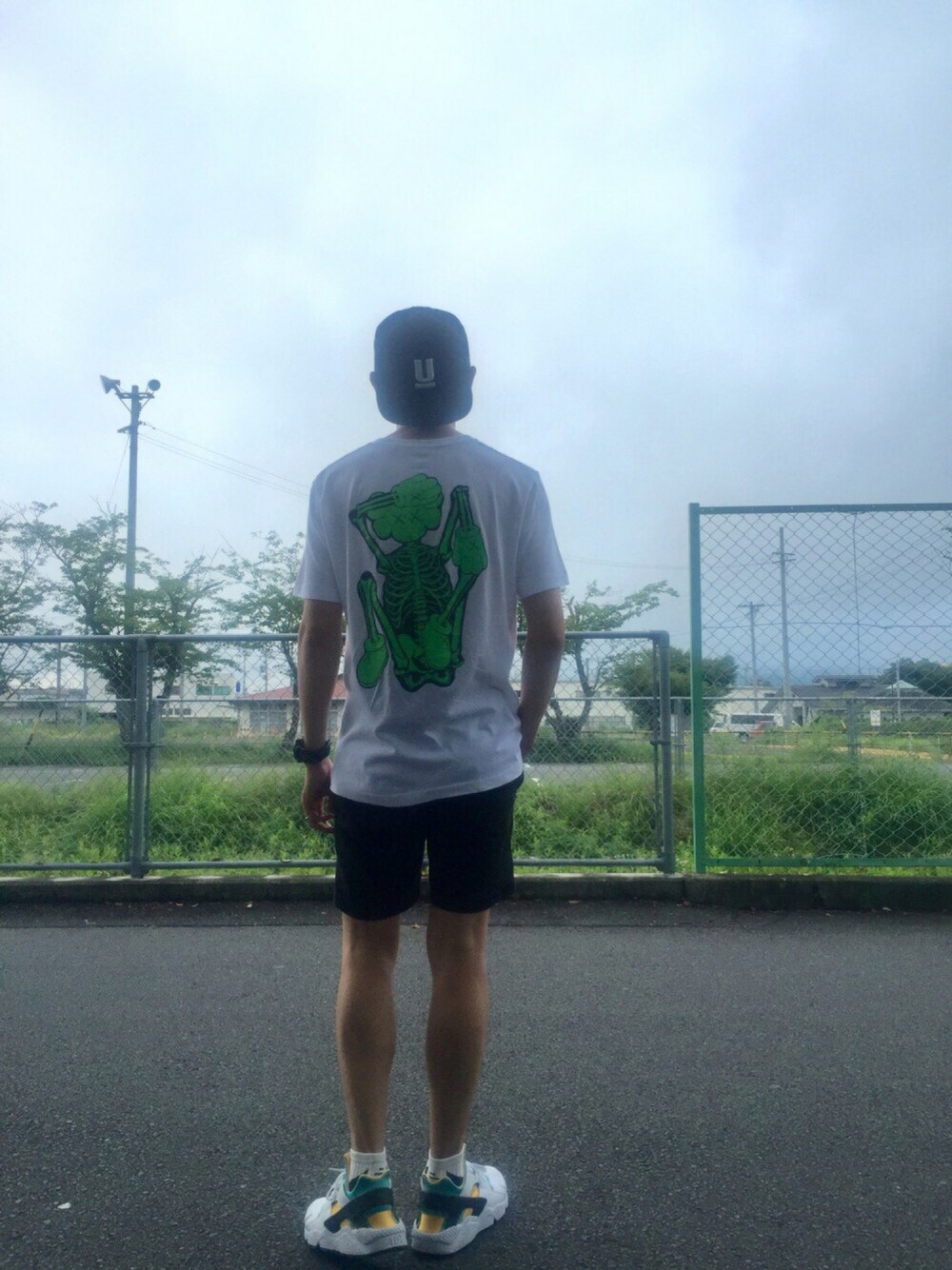「1人バックプリント祭り、undercoverism、ユニクロ、kaws、kaws×uniqlo、ハラチ、パパコーデ」｜「UndercoverismのN6H06-2（キャップ、ブラック系）」を使った、Heroさん（メンズ・173cm）の夏コーディネートの1枚目の写真