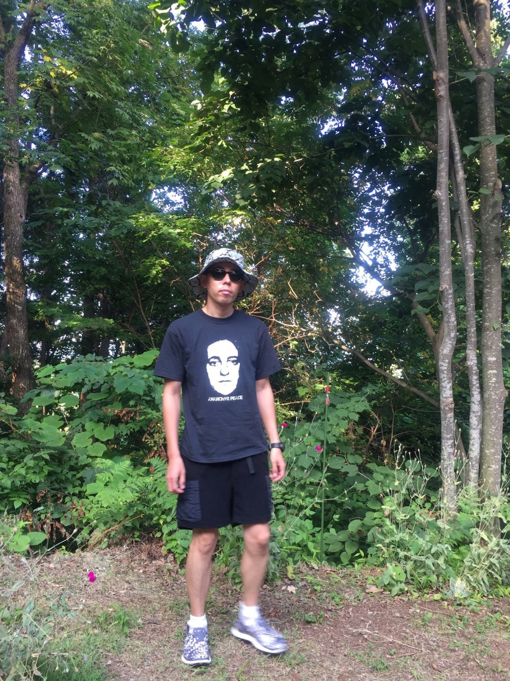 「Tシャツと短パン…、undercoverism、パイソン柄、エアウーブン、ウーブン」｜「Undercoverismのアイテム（Tシャツ/カットソー、ブラック系）」を使った、Heroさん（メンズ・173cm）の夏コーディネートの1枚目の写真