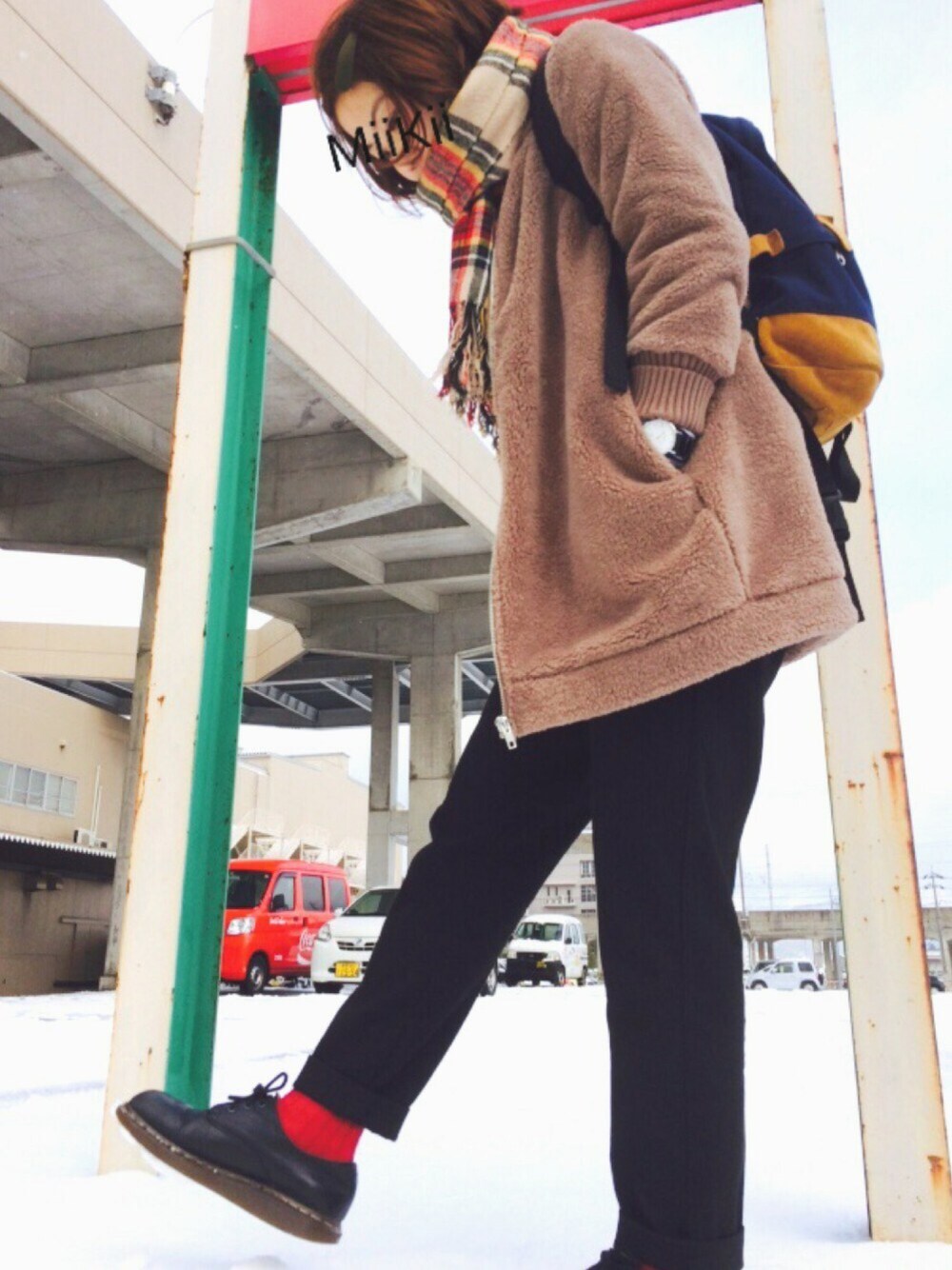 「冬コーデ、サマンサ モスモス(Samansa Mos2)、studio CLIP(studio CLIP)、黒パンツ、Dr.Martens、赤ソックス、ショートヘア、マフラーぐるぐる、もけもけ」｜「Samansa Mos2のアイテム（ノーカラージャケット、ブラウン系）」を使った、Miikiiさん（レディース・163cm）の冬コーディネートの1枚目の写真