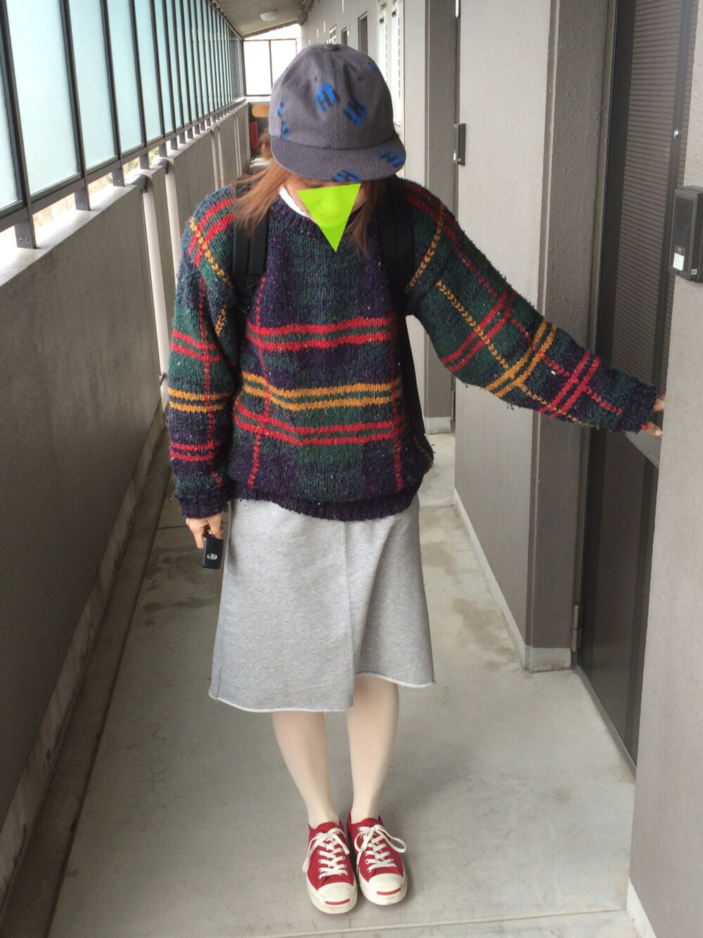 「古着、キャップ、スウェットスカート、ジャックパーセル、コンバース、白タイツ」｜「アジアン雑貨屋のアイテム（キャップ、グレー系）」を使った、Miikiiさん（レディース・163cm）の冬コーディネートの1枚目の写真