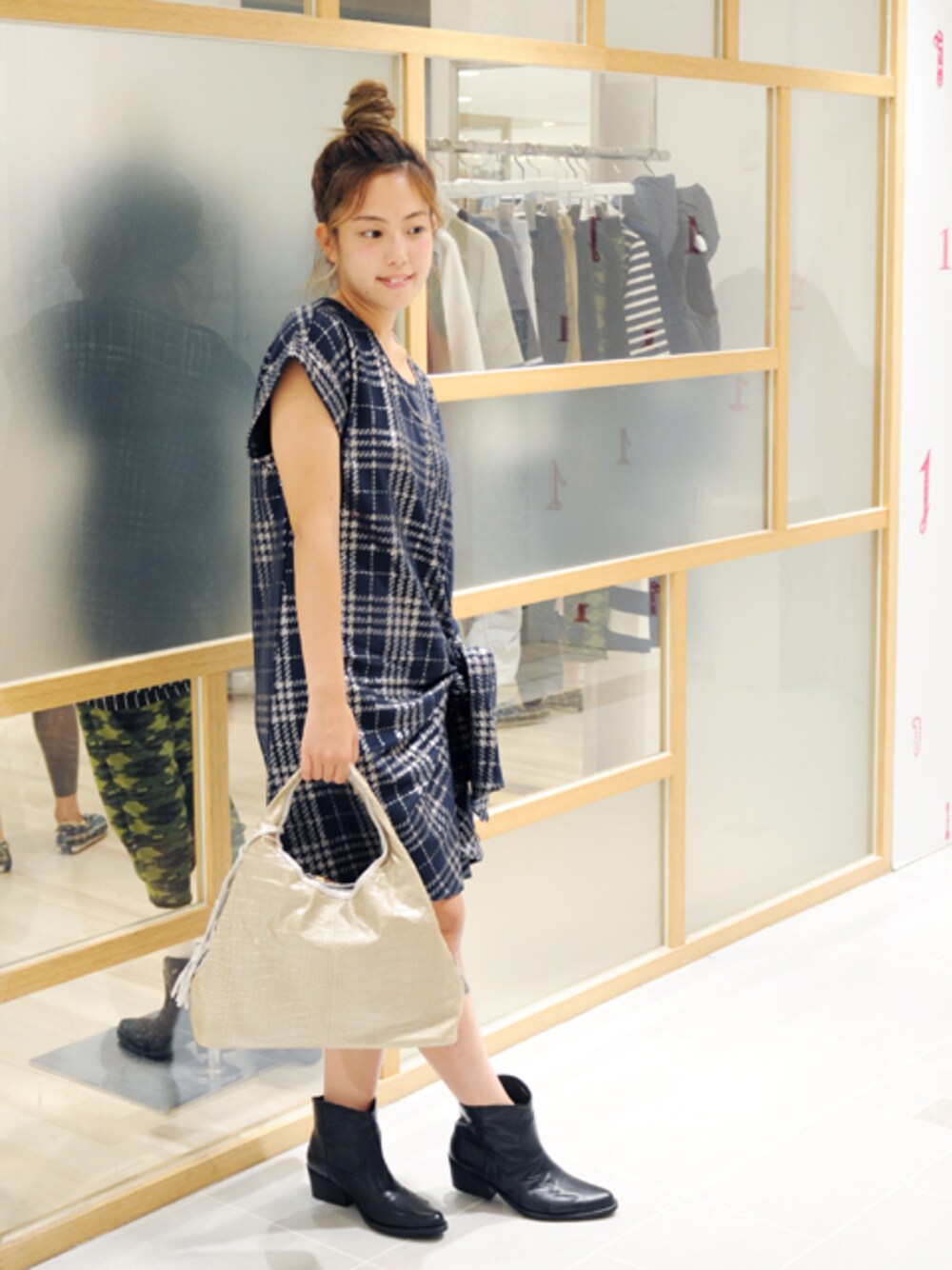 ブルー系のワンピース、ブラック系のブーツを着用したレディースの夏コーディネートの1枚目の写真