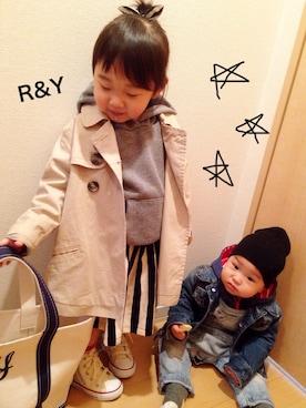 「白いスニーカー」｜「アイテム（サロペット/オーバーオール）」を使った、R&Y_mamaさん（キッズ・90cm）の春コーディネート