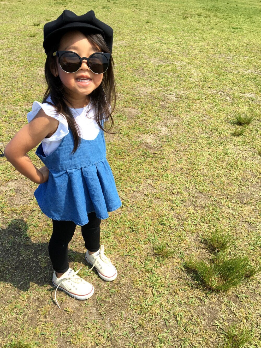 「kids、夏コーデ、プチプラ、シンプル、こどもコーデ、白Tシャツ、休日スタイル」｜「mao_look さんのアイテム（キャスケット、ブラック系）」を使った、R&Y_mamaさん（キッズ・90cm）の春コーディネートの1枚目の写真
