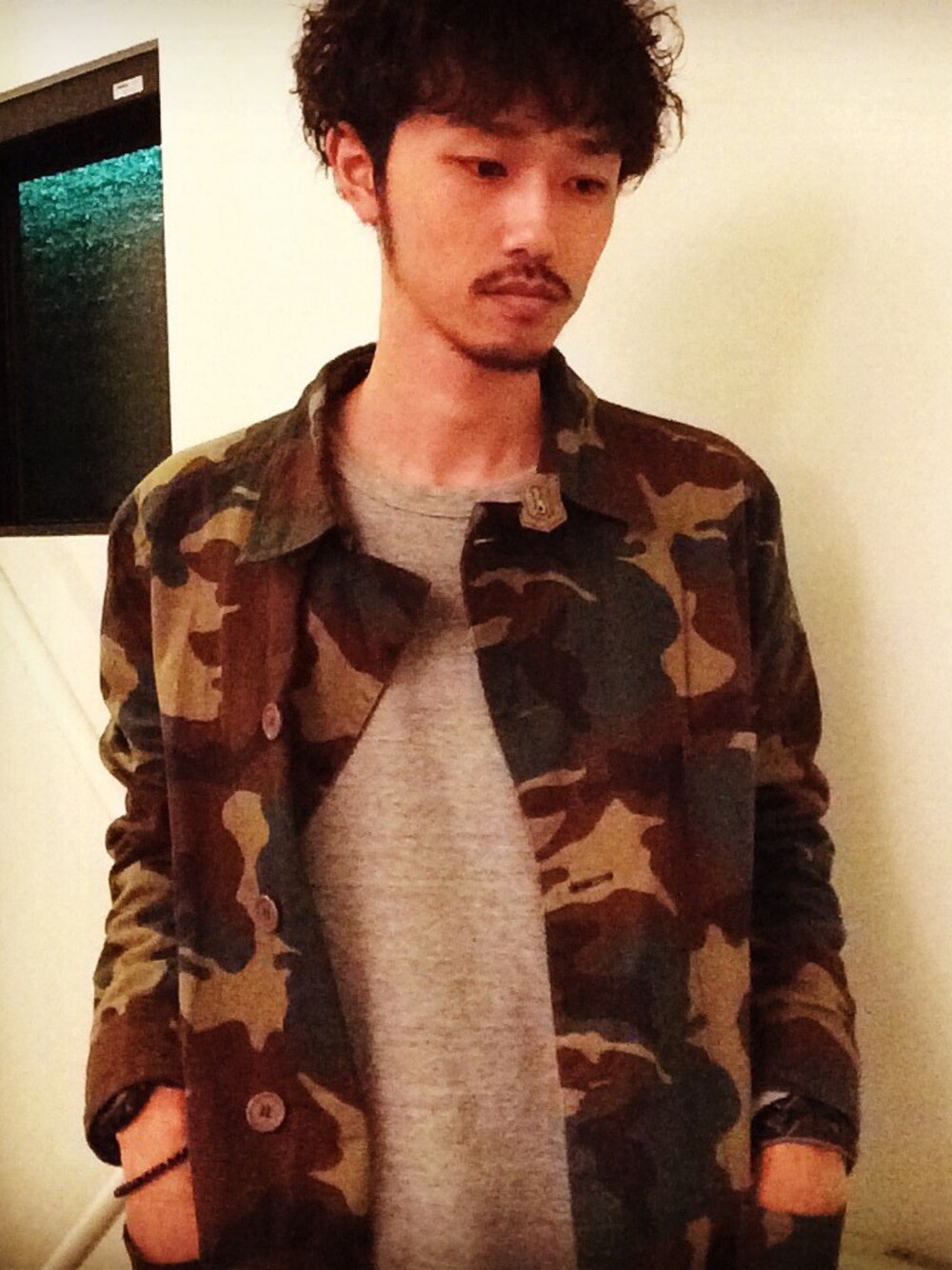 「カモフラ、コート、古着」｜「quadroのアイテム（スウェット、グレー系）」を使った、numaさん（メンズ・165cm）の秋コーディネートの1枚目の写真