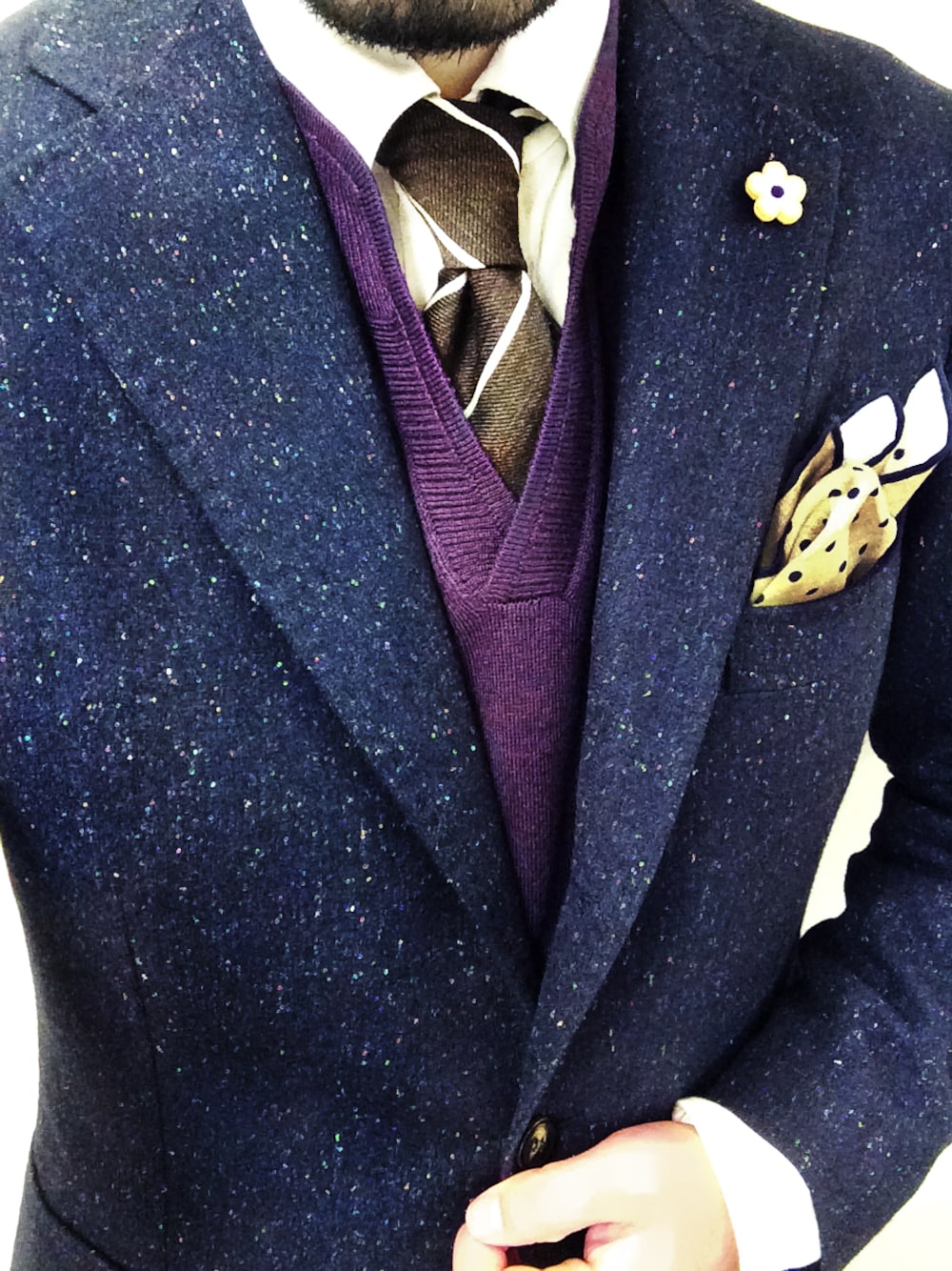 「ニットベスト、パープル、ビジネススタイル、ジャケパン、紫、ビジネスカジュアル」｜「THE SUIT COMPANYのホームスパン カラーネップジャケット（スーツジャケット、ブルー系）」を使った、あらたくんさん（メンズ・178cm）の秋コーディネートの1枚目の写真