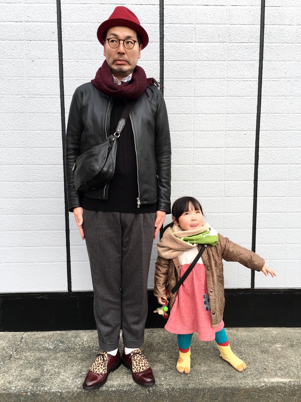 「親子、ライダース、中折れハット、スラックス、シロソックス、ホワイトソックス、わらべぎ」｜「KNOXのフェルト中折れ帽（ハット、レッド系）」を使った、あらたくんさん（メンズ・178cm）の冬コーディネートの1枚目の写真