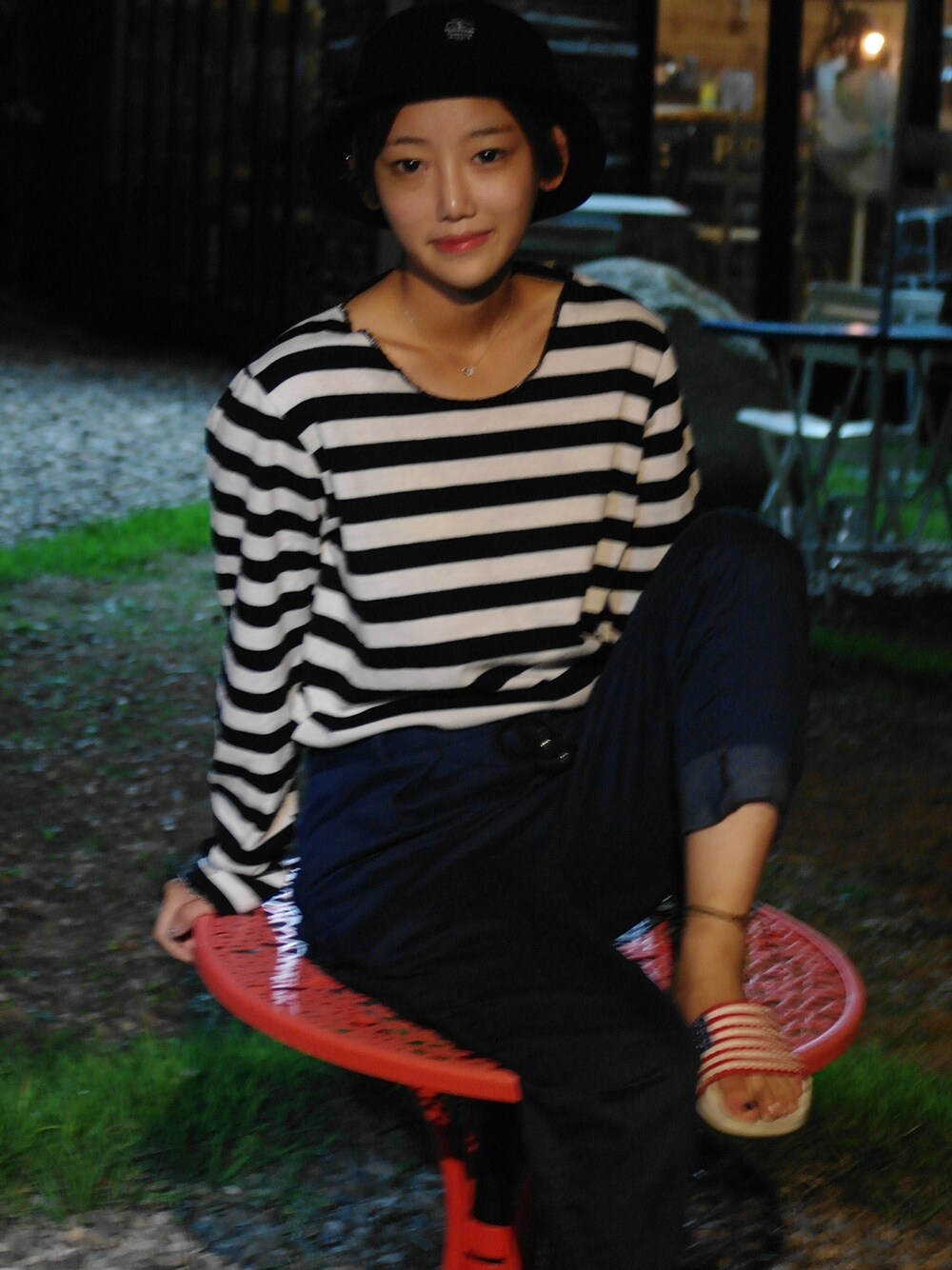 「adidas Originalsのアディダス オリジナルス アディレッタ adidas Originals ADILETTE Flags（スニーカー、ホワイト系）」を使った、챈이さん（レディース・160cm）の秋コーディネートの1枚目の写真