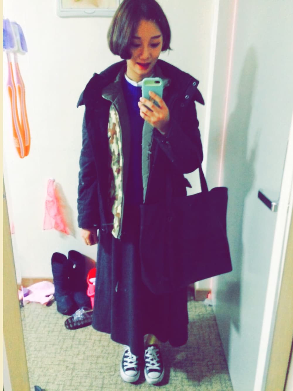 「converse、long skirt、streetfashion、daily look」｜「CONVERSEのCONVERSE CANVAS ALL STAR J OX（スニーカー、グレー系）」を使った、챈이さん（レディース・160cm）の冬コーディネートの1枚目の写真