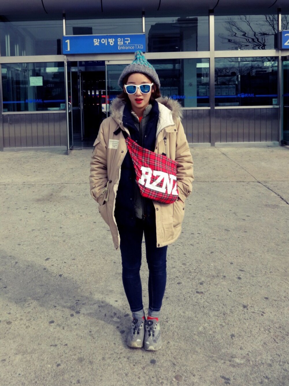 「street、streetfashion、daily look、fashion」｜「CONVERSEのCONVERSE CANVAS ALL STAR J OX（スニーカー、グレー系）」を使った、챈이さん（レディース・160cm）の冬コーディネートの1枚目の写真
