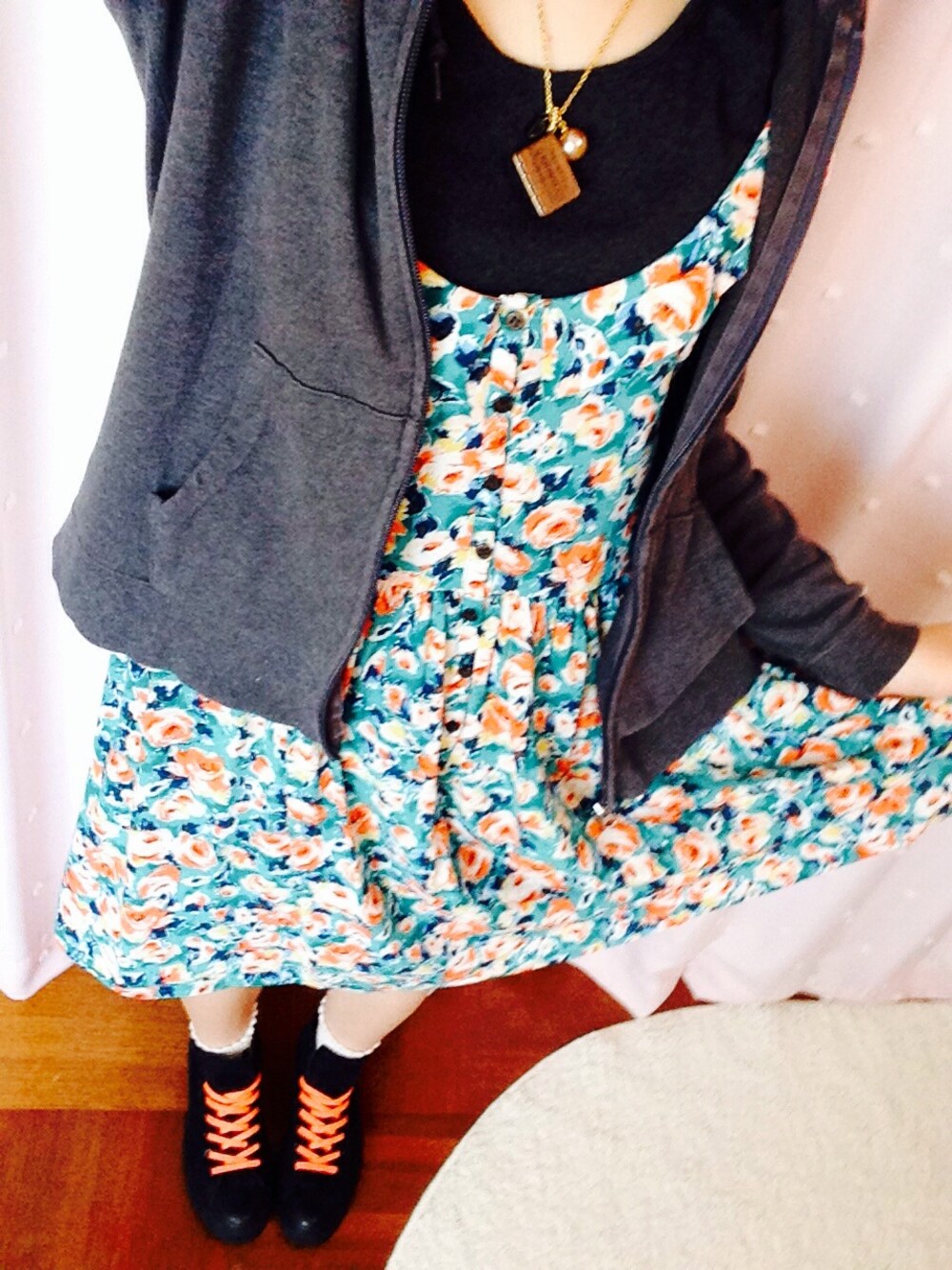 「Q-pot.、花柄ワンピース、RETOROGIRL、春のレジャースタイル、CONVERS、靴下 × スニーカー」｜「Q-pot.のアイテム（ネックレス、ブラウン系）」を使った、sayapiiiiiさん（レディース・163cm）の春コーディネートの1枚目の写真
