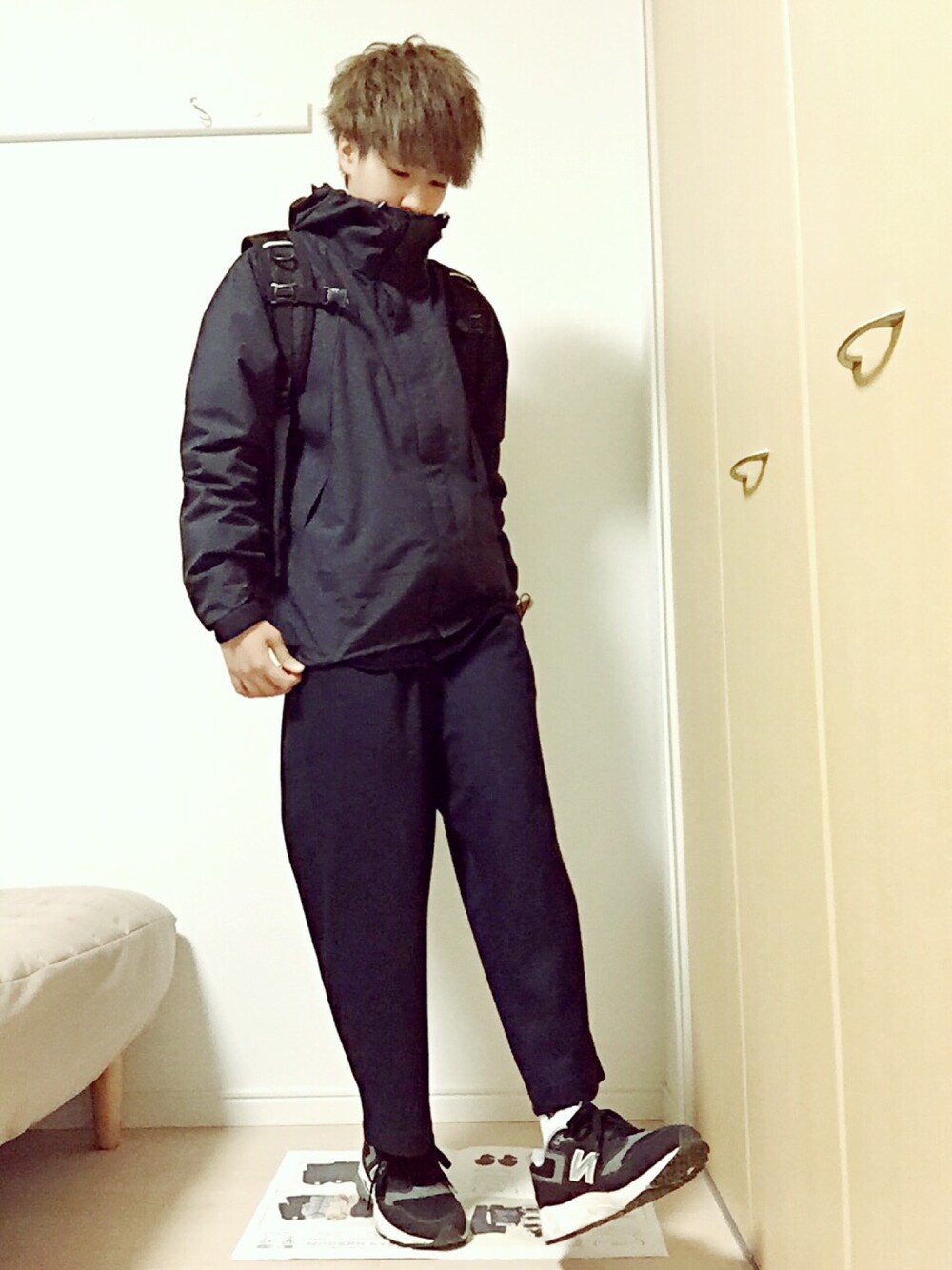 ブラック系のマウンテンパーカー、ブルー系のその他パンツ、ブラック系のスニーカーを着用したメンズの冬コーディネートの1枚目の写真