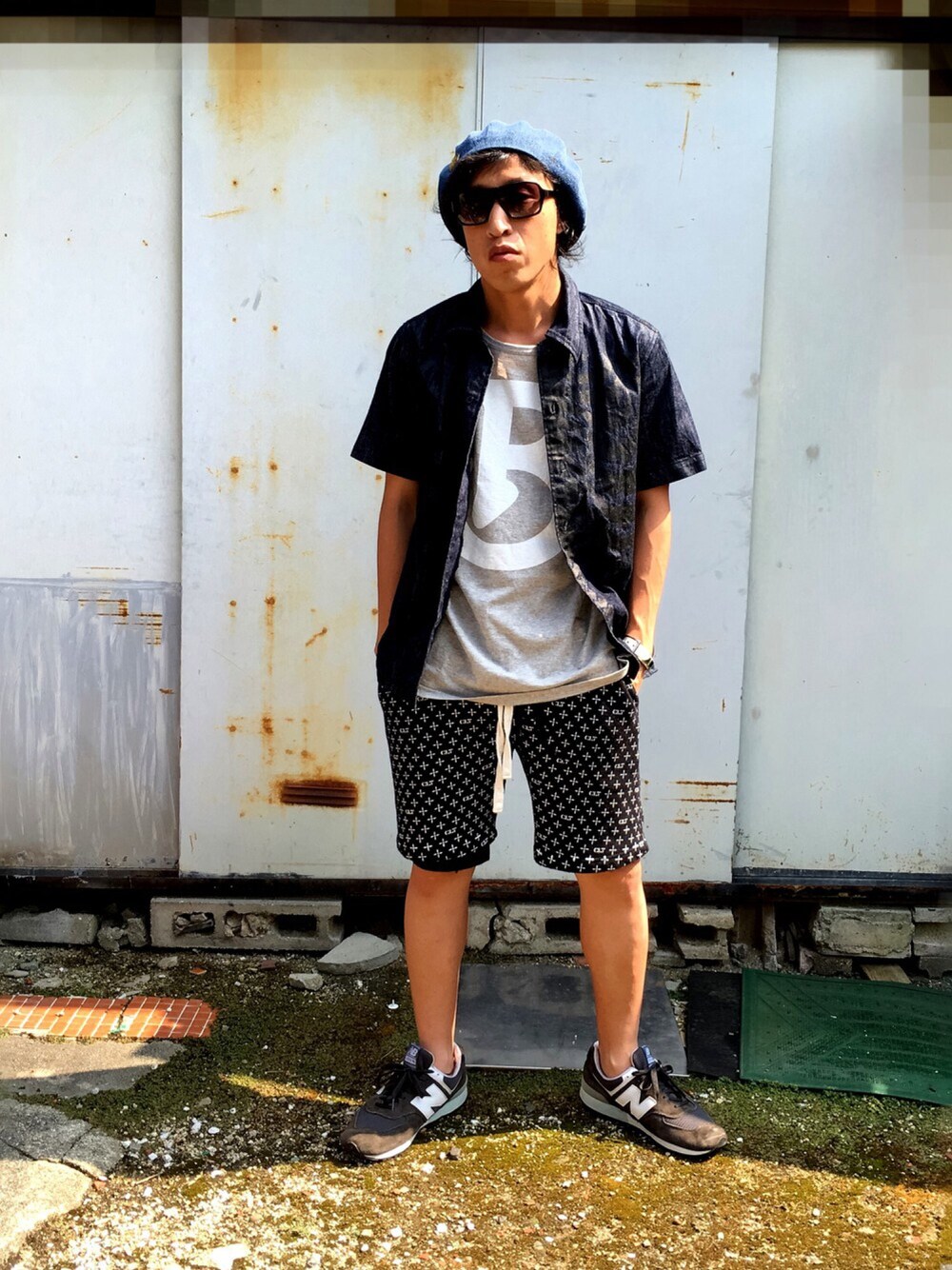 ブルー系のシャツ/ブラウス、グレー系のTシャツ/カットソー、ブラック系のパンツを着用したメンズの夏コーディネートの1枚目の写真
