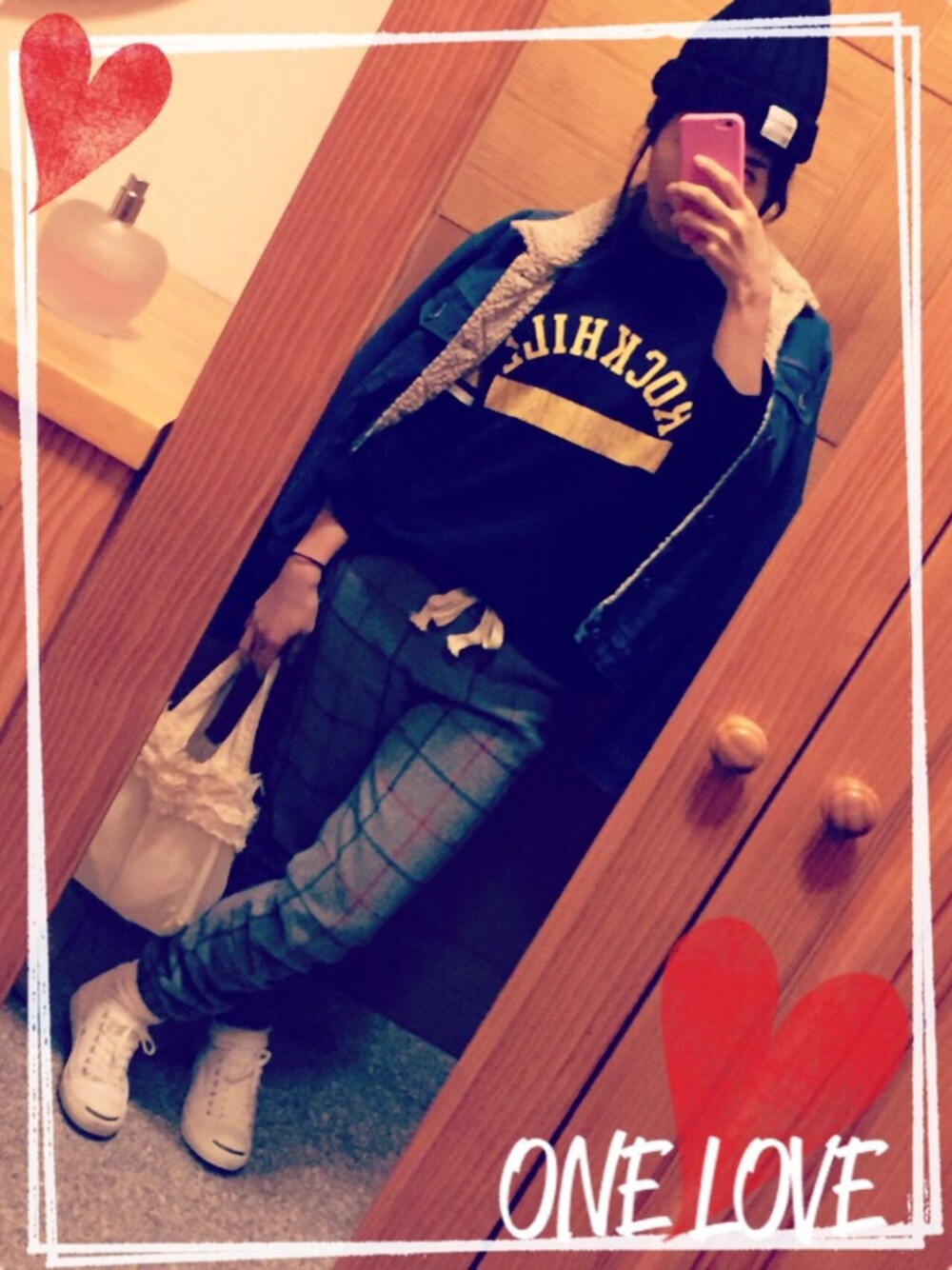 「ジャックパーセル、ルーズソックス、TODAYFUL、チェックパンツ」｜「TODAYFULのアイテム（Tシャツ/カットソー、ブラック系）」を使った、yukacocoさん（レディース・160cm）の冬コーディネートの1枚目の写真