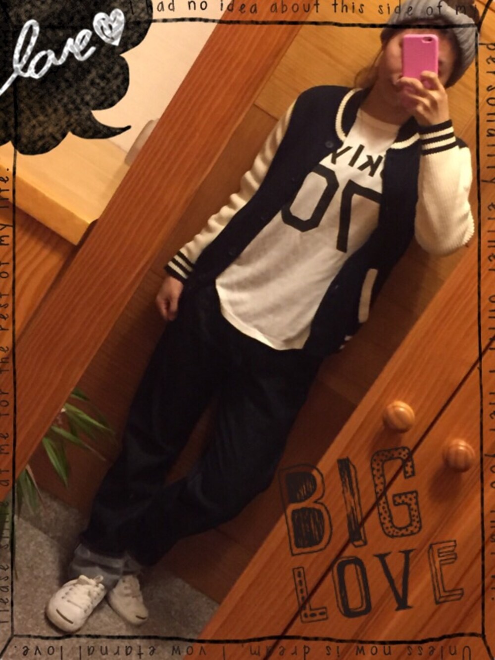 「スタジャン、TODAYFUL、ボーイズライク、ジャックパーセル、Tシャツ×デニム、ワンウォッシュデニム」｜「TODAYFULのアイテム（Tシャツ/カットソー、ホワイト系）」を使った、yukacocoさん（レディース・160cm）の冬コーディネートの1枚目の写真