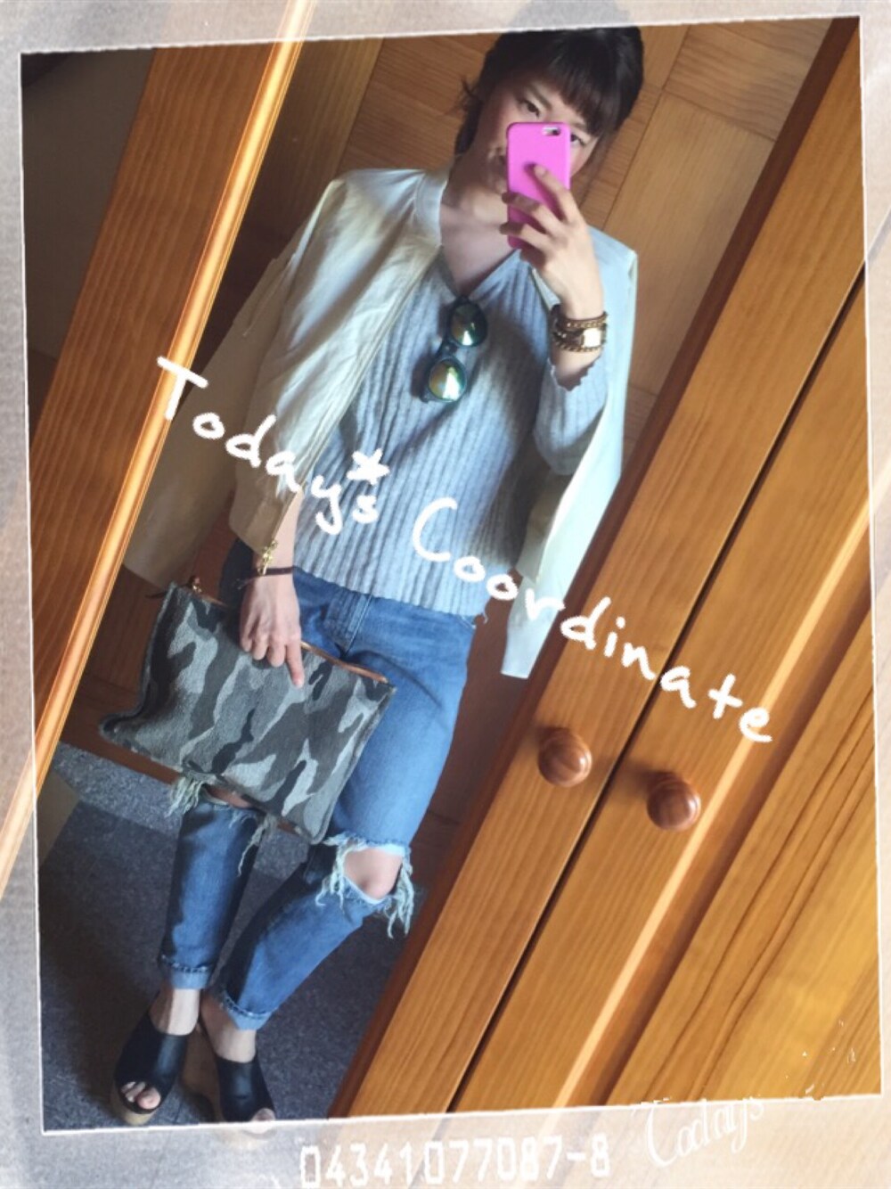 「MA-1、ダメージデニムパンツ、TODAYFUL、迷彩クラッチ、シンプル」｜「TODAYFULのアイテム（Tシャツ/カットソー、グレー系）」を使った、yukacocoさん（レディース・160cm）の春コーディネートの1枚目の写真