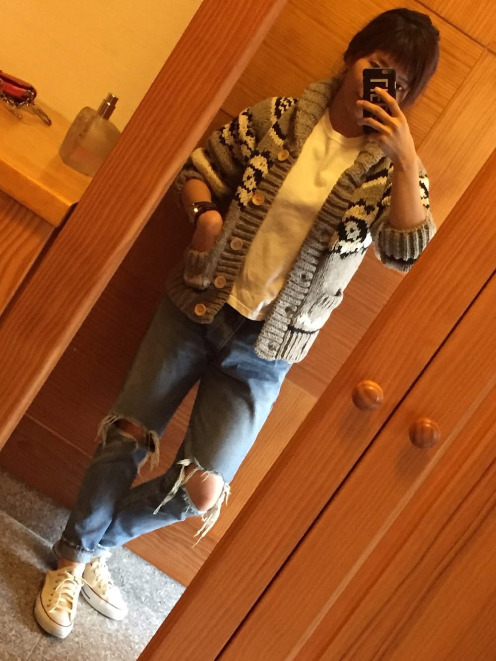 「カウチン、TODAYFUL、converse、ダメージデニム、ダメージデニムパンツ、Tシャツ×デニム、スニーカーコーデ」｜「TODAYFULのアイテム（その他アウター、グレー系）」を使った、yukacocoさん（レディース・160cm）の秋コーディネートの1枚目の写真