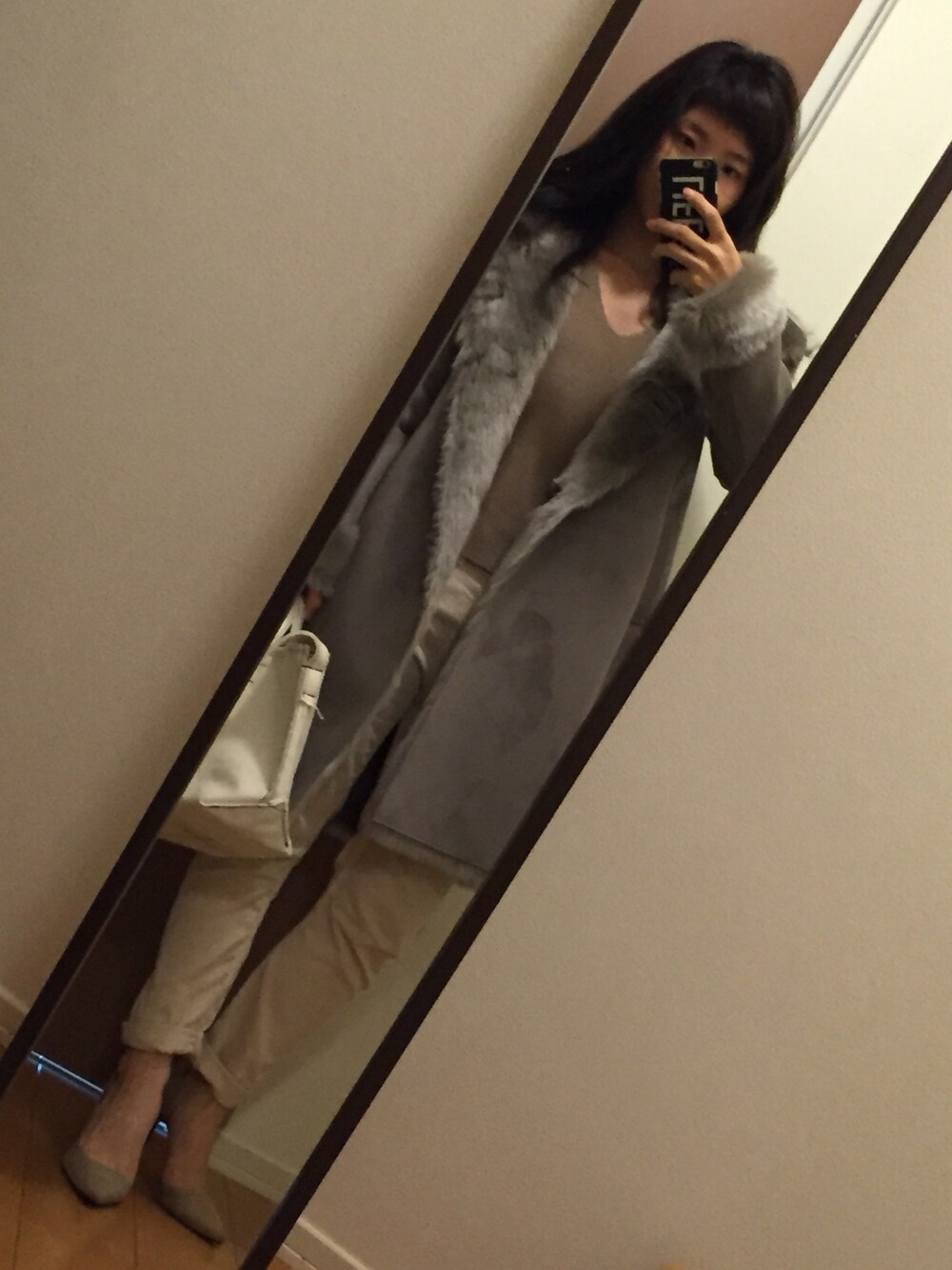 「ムートンコート、TODAYFUL、Vネック、Vネックニット、コーデュロイパンツ、ワントーンコーデ、ポインテッドトゥ、ヒール」｜「TODAYFULのアイテム（ムートンコート、ベージュ系）」を使った、yukacocoさん（レディース・160cm）の冬コーディネートの1枚目の写真