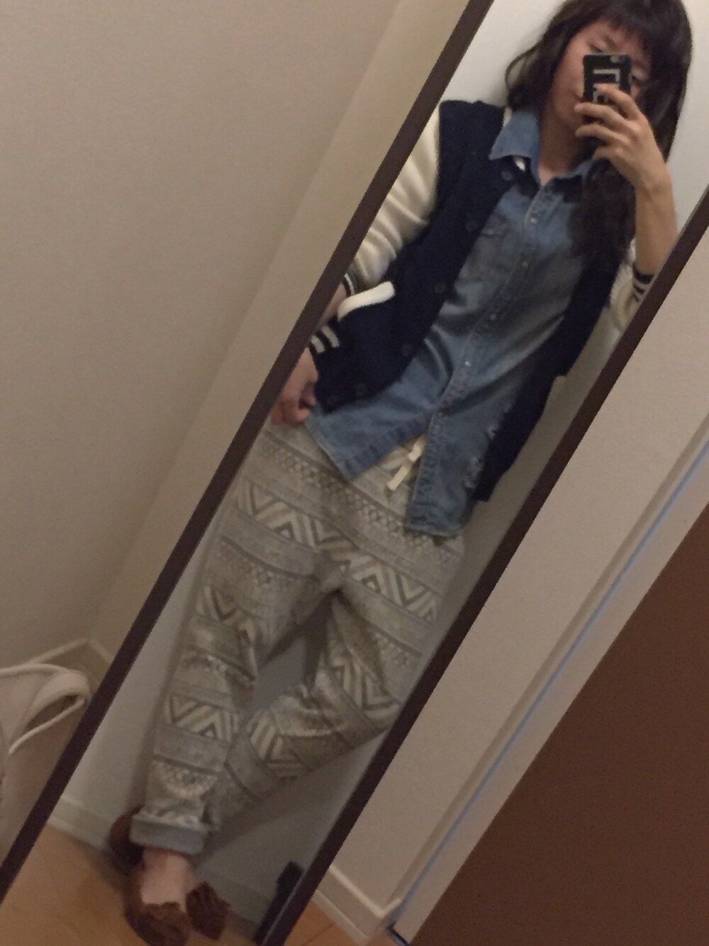 「スタジャン、ニット、デニムシャツ、スウェットパンツ、TODAYFUL、Ungrid」｜「TODAYFULのニットスタジャン（スタジャン、ブルー系）」を使った、yukacocoさん（レディース・160cm）の冬コーディネートの1枚目の写真