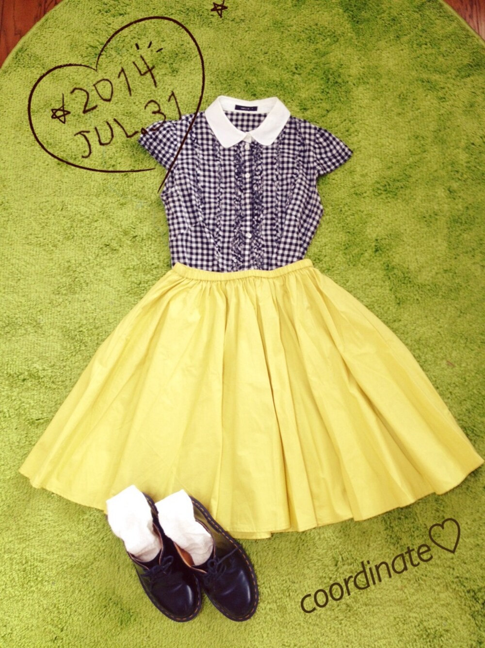 ブラック系のその他シューズ、イエロー系のスカート、ブラック系のシャツ/ブラウスを着用したレディースの夏コーディネートの1枚目の写真