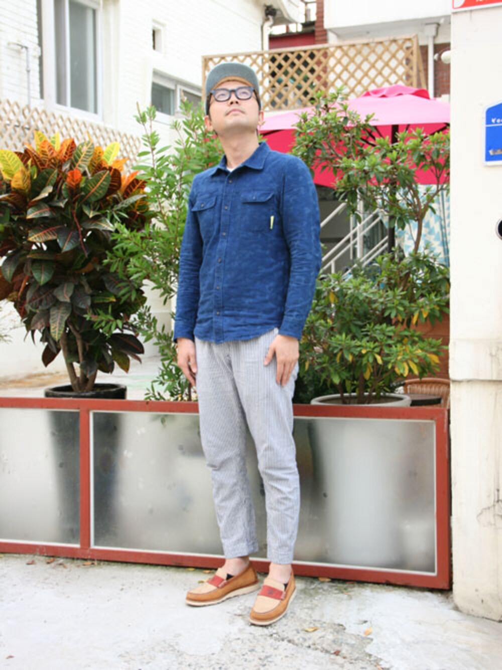 その他のパンツ、アクセサリー、ブルー系のその他を着用したメンズの秋コーディネートの1枚目の写真