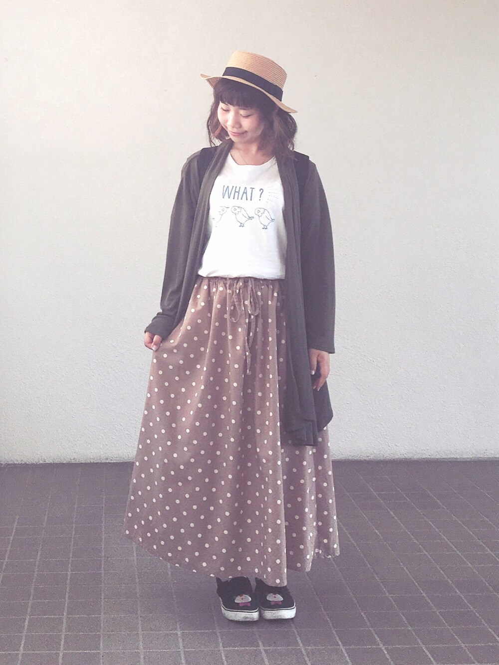 ホワイト系のTシャツ/カットソー、グリーン系のカーディガン/ボレロ、ブラウン系のスカートを着用したレディースの夏コーディネートの1枚目の写真