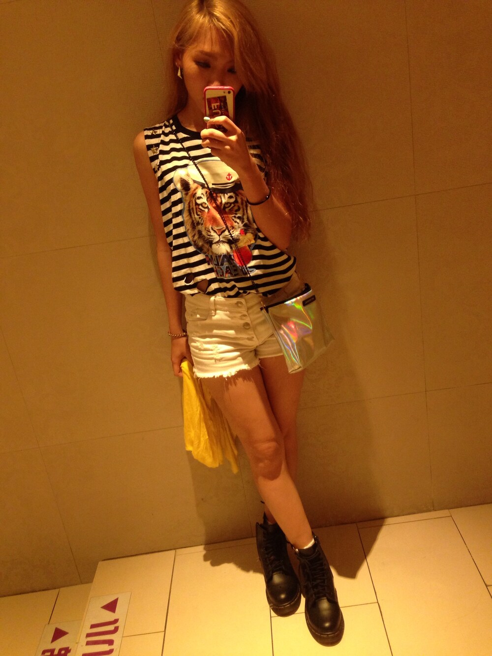 「black、Dr.Martens、white、BKK」｜「Dr. MartensのBRADY SHEEP SKIN（シューズ、ブラック系）」を使った、泰泰さん（レディース・158cm）の夏コーディネートの1枚目の写真
