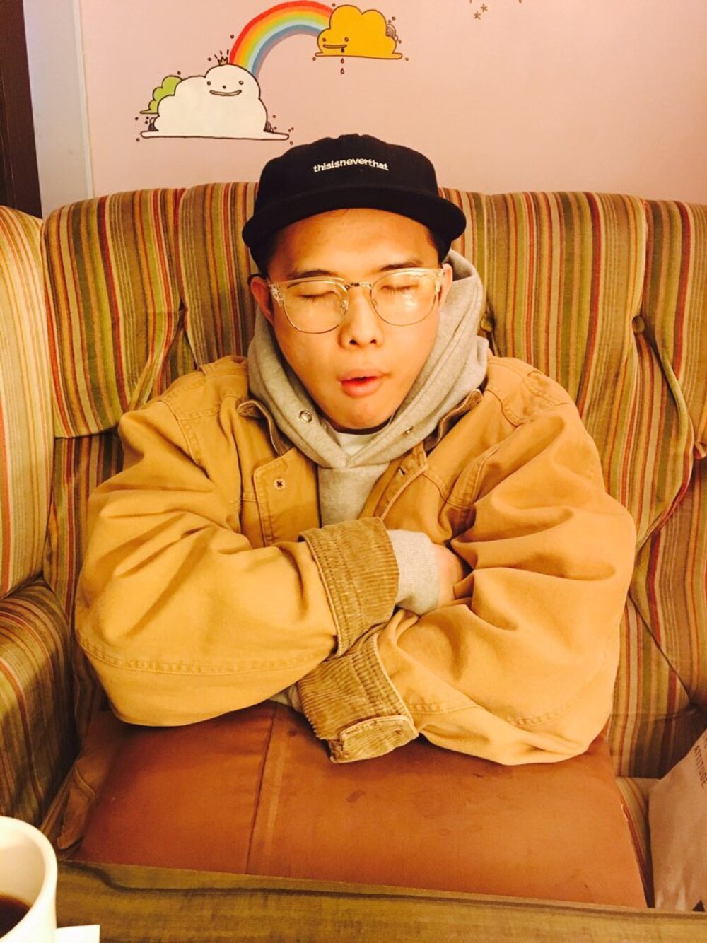 「vintage、thisisneverthat、hunting Jacket、CAP、glasses」｜「thisisneverthatのアイテム（キャップ、ブラック系）」を使った、U Seong Jaeさん（メンズ・168cm）の冬コーディネートの1枚目の写真