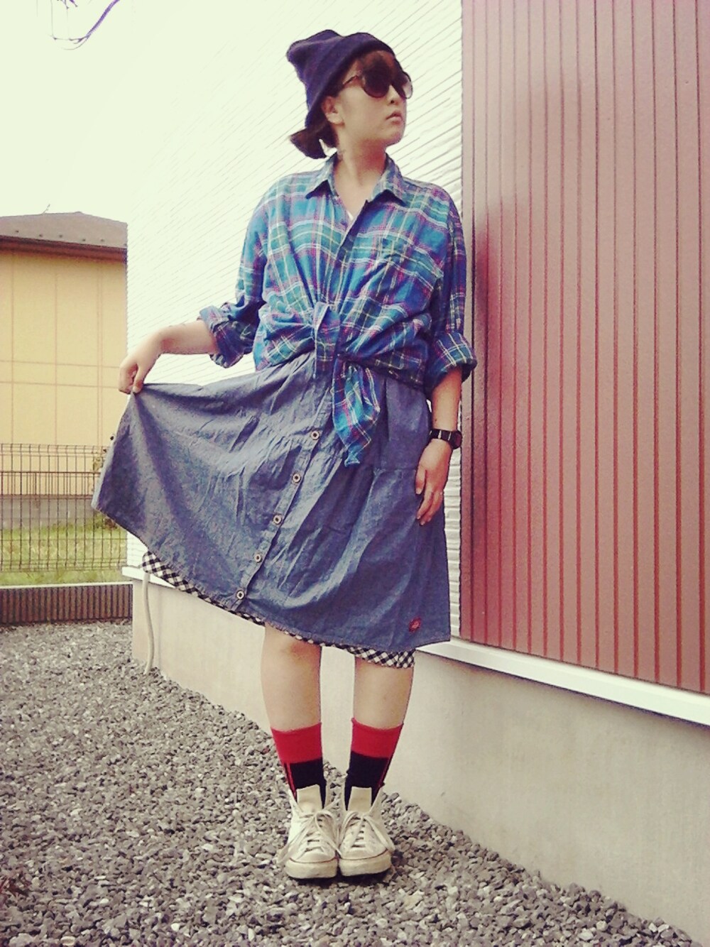 「お団子ヘアー、woman、日本、古着」｜「CONVERSEのアイテム（スニーカー、ホワイト系）」を使った、りちうむさん（レディース・165cm）の秋コーディネートの1枚目の写真