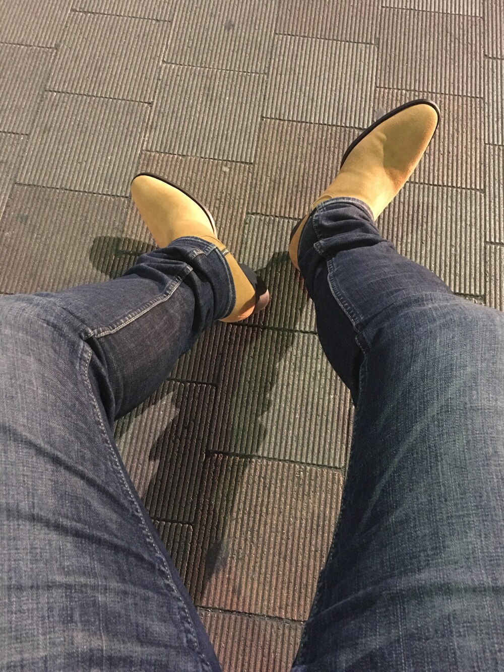 ベージュ系のブーツを着用したメンズの冬コーディネートの1枚目の写真