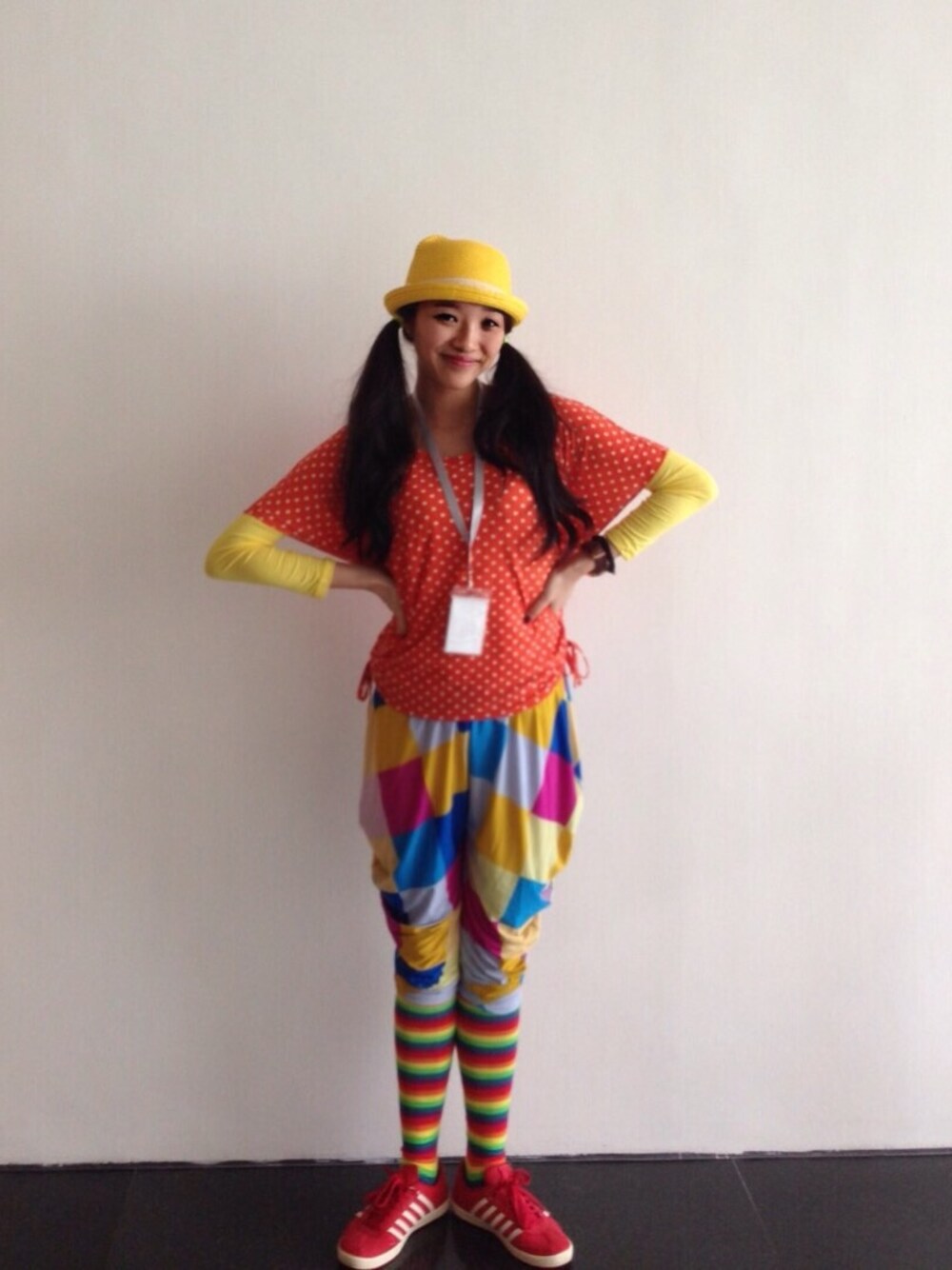 レッド系のスニーカーを着用したレディースの冬コーディネートの1枚目の写真