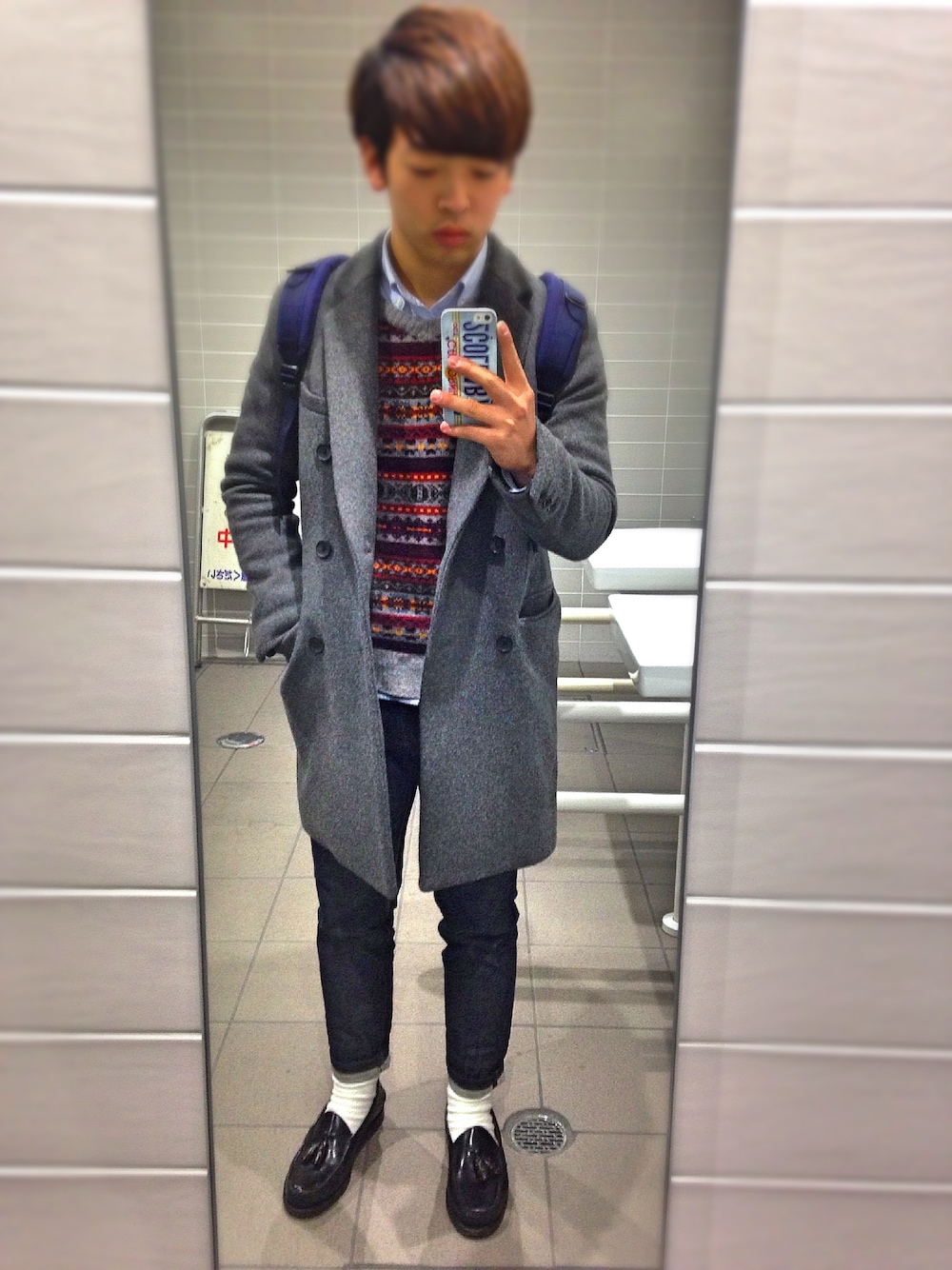 「白ソックス、ローファー、Vネックニット、フェアアイル、チェスターコート、STUDIOUS、A.P.C.、CAMINANDO、Champion」｜「GUのオックスフォードシャツ（シャツ/ブラウス、ブルー系）」を使った、mr.わくわくさん（メンズ・168cm）の冬コーディネートの1枚目の写真