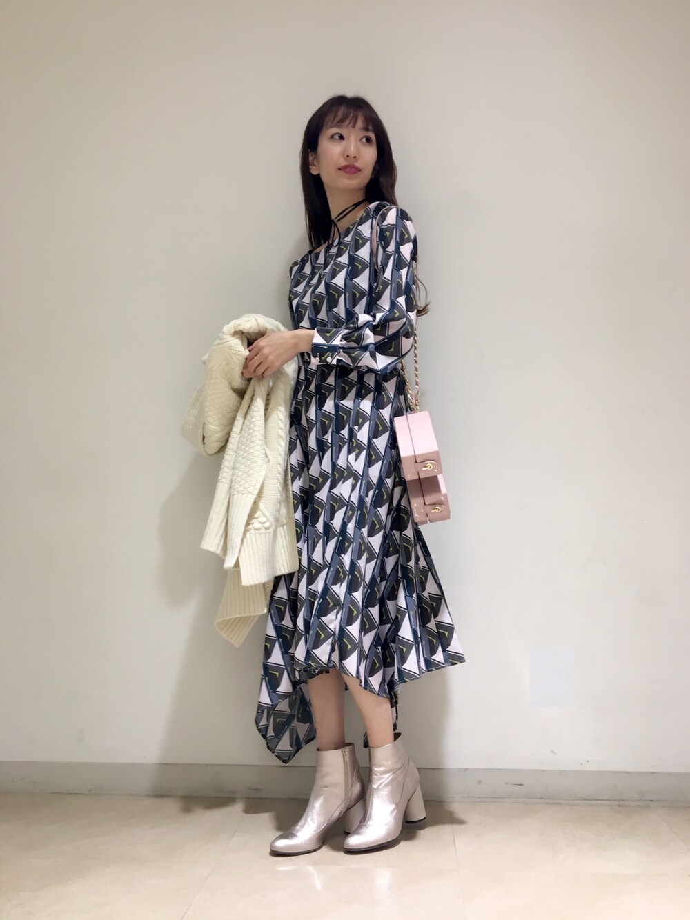 「シルク、ワンピース、ショートブーツ、ガウン、大人カジュアル、furfur、チョーカー、グリーン×ピンク、ピンクゴールド」｜「FURFURのアパートメントワンピース（ワンピース、グリーン系）」を使った、numao さん（レディース・159cm）の秋コーディネートの1枚目の写真