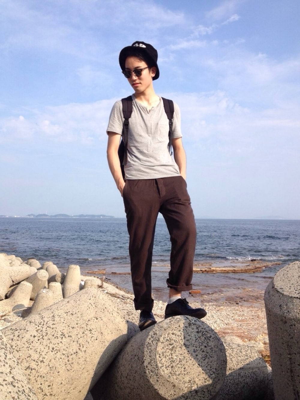「海、夏コーデ、マルジェラ、暑い、レイバン、チャーチ、Martin Margiela、キレイめ」｜「MARTIN MARGIELAのアイテム（Tシャツ/カットソー、グレー系）」を使った、mkさん（メンズ・178cm）の夏コーディネートの1枚目の写真
