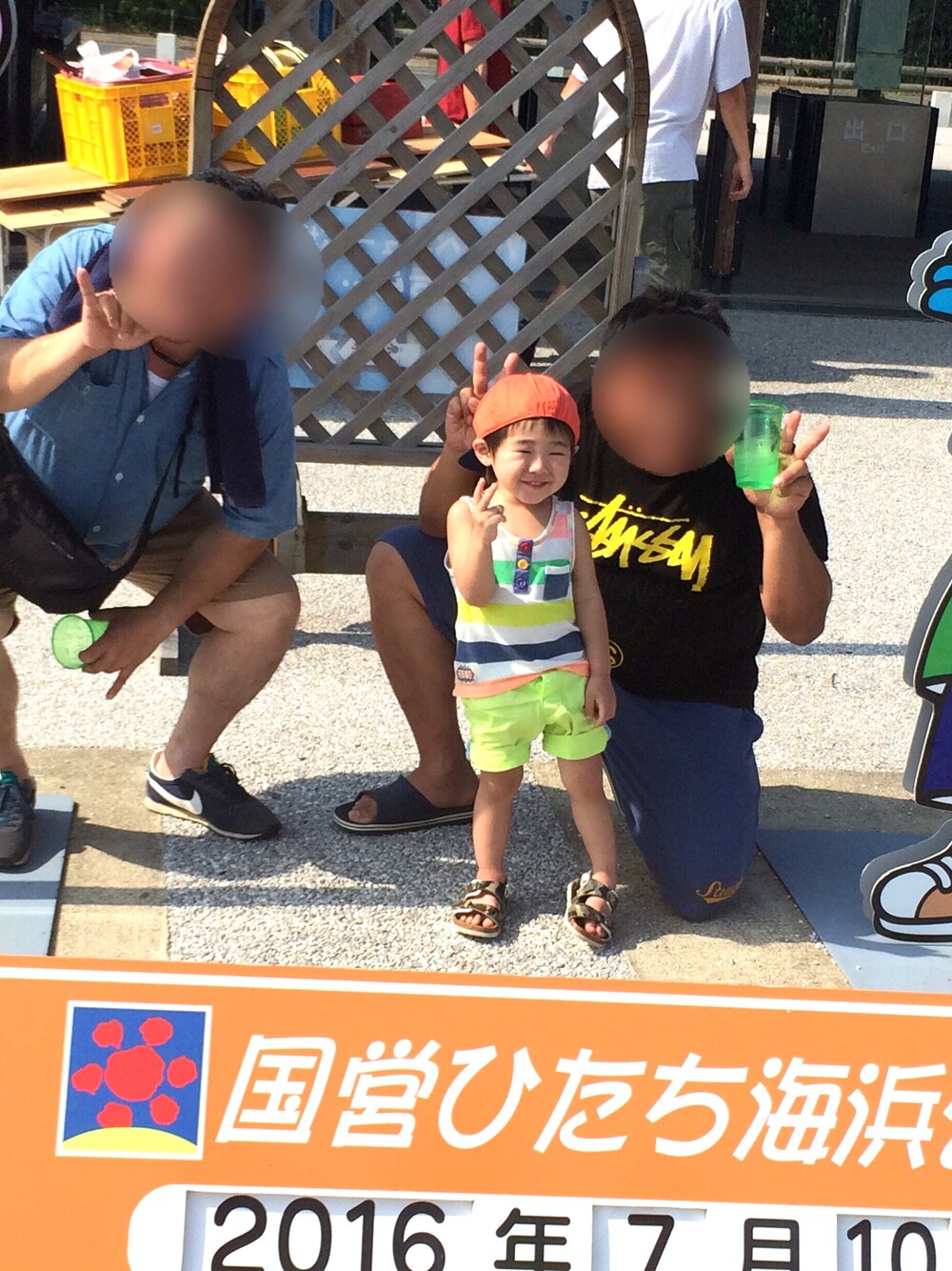 その他のタンクトップ、グリーン系のパンツ、ホワイト系のサンダルを着用したキッズの夏コーディネートの1枚目の写真