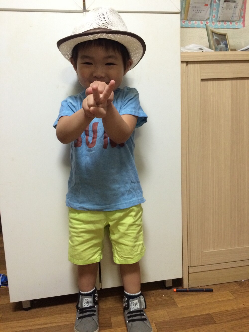 ブルー系のTシャツ/カットソー、グリーン系のパンツ、グレー系のスニーカーを着用したキッズの夏コーディネートの1枚目の写真